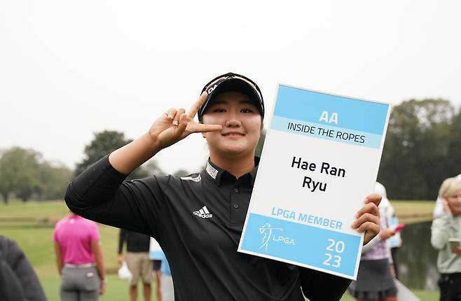유해란, LPGA 퀄리파잉 시리즈 수석 (서울=연합뉴스) 유해란(21)이 12일(한국시간) 미국 앨라배마주 도선의 하일랜드 오크스 골프코스에서 열린 2022 LPGA 퀄리파잉 시리즈 대회 1위를 차지, 내년 LPGA투어 출전권을 따냈다. 사진은 내년 투어 카드를 들고 기뻐하는 유해란. 2022.12.12 [LPGA 엡손 투어 제공. 재판매 및 DB 금지] photo@yna.co.kr