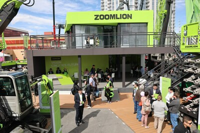 CONEXPO-CON/AGG 2023에서 분주한 모습을 보이는 Zoomlion 전시 구역