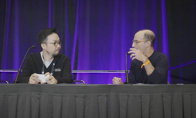황선영 넥슨 그룹장(왼쪽)과 마이클 블랭크 폴리곤 랩스 COO(오른쪽)이 ‘GDC2023’에서 발표하고 있다.(사진=넥슨)