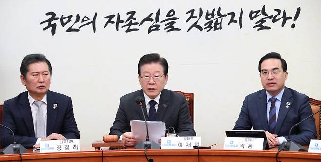 이재명(가운데) 더불어민주당 대표가 22일 오전 서울 여의도 국회에서 열린 최고위원회의에서 모두발언을 하고 있다.(사진=노진환 기자)