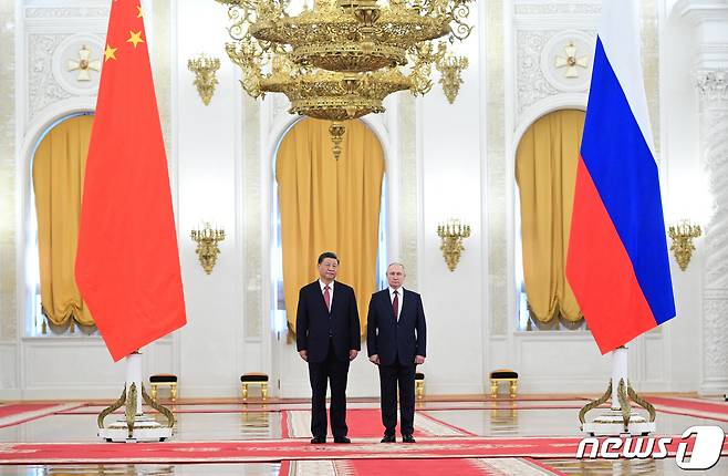 21일(현지시간) 오후 러시아 크렘린궁 안에서 시진핑(왼쪽) 중국 국가주석과 블라디미르 푸틴(오른쪽) 러시아 대통령이 정상회담에 들어가기에 앞서 기념 촬영을 하고 있다. 2023.3.21 ⓒ 로이터=뉴스1 ⓒ News1 정윤미 기자