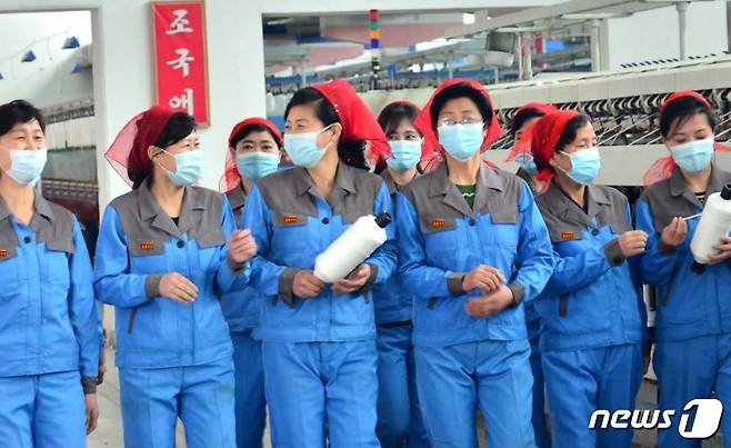 북한은 화보집 '조선' 3월호에서 최근 '여성들의 일터'라는 기사를 통해 평안북도 소재 신의주방직공장의 여성근로자들을 조명했다.('조선' 갈무리)