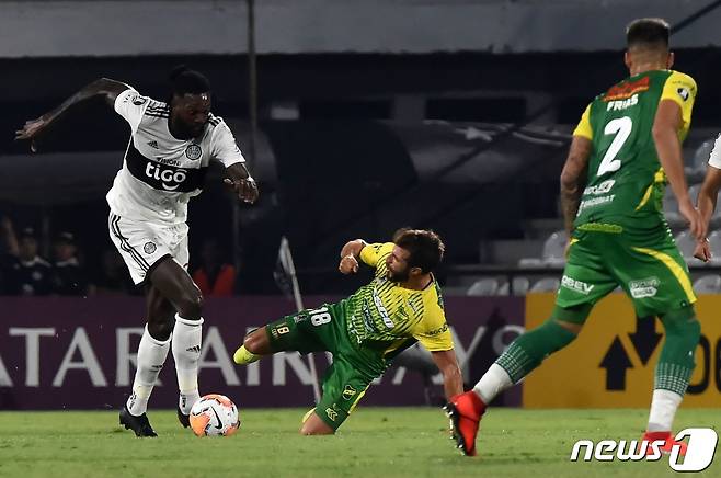 은퇴를 선언한 아데바요르(왼쪽). ⓒ AFP=뉴스1