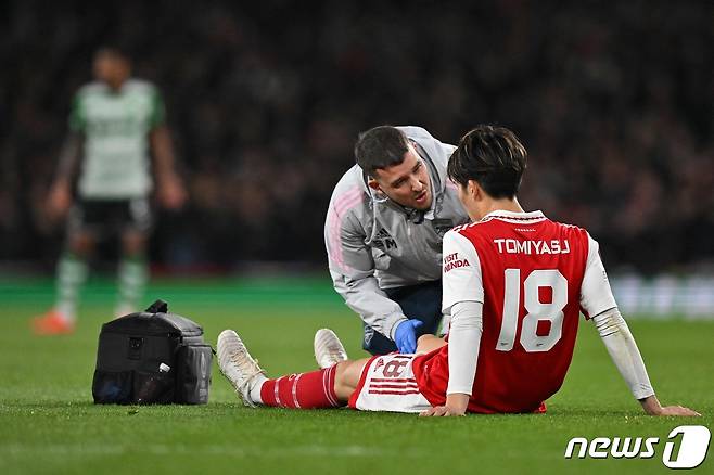 스포르팅전에서 무릎 부상으로 쓰러졌던 토미야스 ⓒ AFP=뉴스1