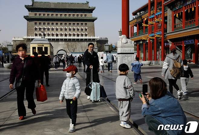 14일(현지시간) 중국 베이징 정양문에서 시민들이 나들이를 즐기고 있다. ⓒ 로이터=뉴스1 ⓒ News1 박재하 기자
