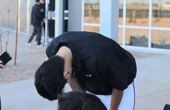 한화 김서현이 지난 2월 11일(한국시간) 미국 애리조나주 메사 벨뱅크파크에서 SNS 사건에 대해 사과하고 있다. 제공 | 한화이글스