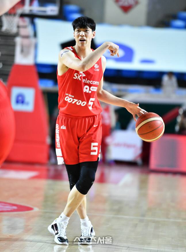 SK 김선형이 22일 잠실학생체육관에서 열린 캐롯과의 홈경기에서 리딩하고 있다. 사진 | KBL