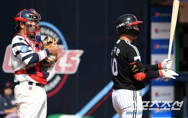 롯데 포수 유강남과 LG 오지환의 맞대결. 부산=박재만 기자 pjm@sportschosun.com