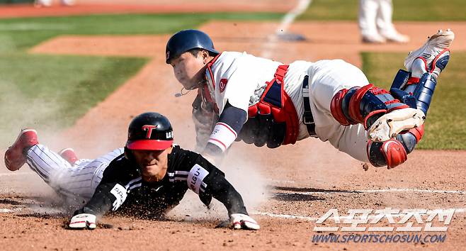 홈을 파고든 신민재-태그에 실패한 유강남