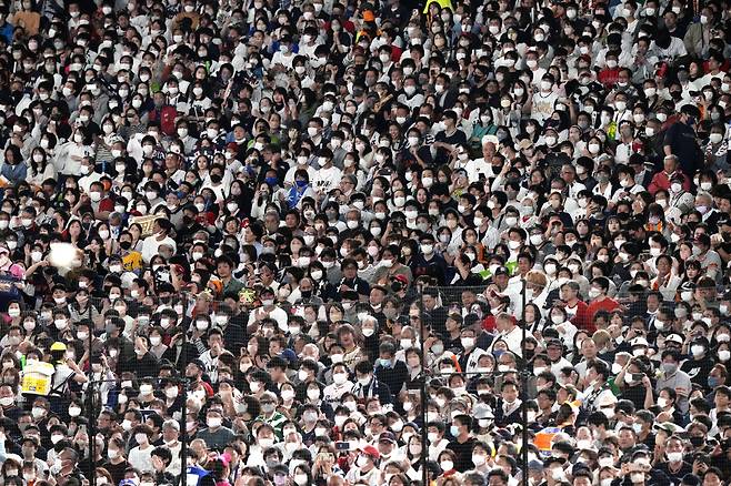 관중석이 꽉 차있는 도쿄돔 풍경. AP연합뉴스