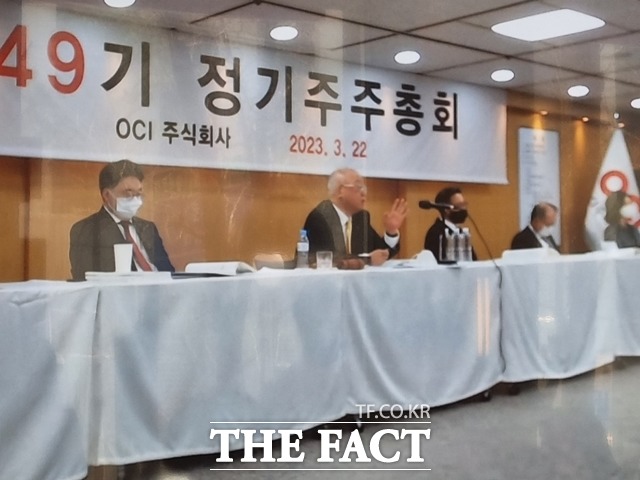 백우석 OCI 회장(왼쪽에서 두 번째)이 22일 서울시 중구 소공동 OCI 본사에서 열린 제49기 정기 주주총회에서 주주들의 질문에 답하고 있다. 왼쪽에서 첫 번째는 이우현 OCI 부회장. /중구=이성락 기자