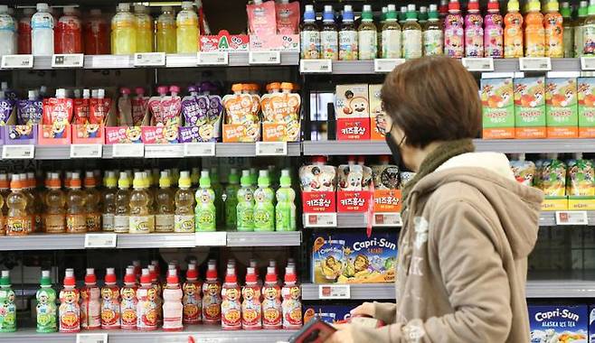 서울 시내의 한 대형마트에서 한 소비자가 음료수를 고르고 있다.ⓒ뉴시스
