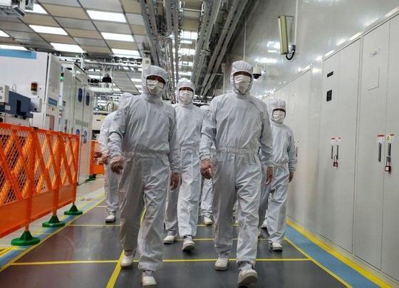 이재용 삼성전자 부회장이 지난 2020년 5월 중국 시안(西安)의 낸드플래시 메모리 반도체 생산공장을 방문, 생산라인을 살피고 있는 모습. 삼성전자 제공