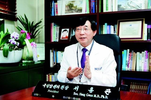 서홍관 국립암센터 원장은 “술은 1급 발암 물질인데도 잘 모르는 사람들이 많다”면서 건배사도 없애야 한다고 강조했다. 국립암센터 제공