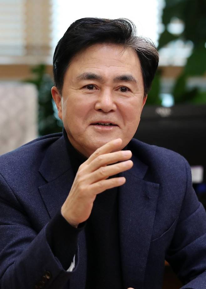 김태흠 충남지사가 22일 파이낸셜뉴스와 가진 인터뷰에서 최근 정부의 국가산업단지 후보지 선정 의미에 대해 설명하고 있다.