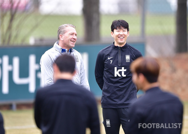안드레아스 쾨프케 코치(왼쪽), 손흥민(오른쪽). 서형권 기자