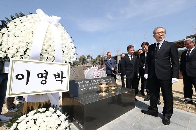 이명박 전 대통령이 22일 오전 국립대전현충원 천안함 46용사 묘역을 찾아 참배 후 묘비 주변을 둘러보고 있다. 연합뉴스