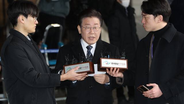 이재명 더불어민주당 대표가 지난 2월10일 대장동 개발 특혜 의혹 관련 조사를 받기 위해 서울중앙지검으로 들어가며 준비해 온 입장문을 읽고 있다. 김정효 기자 hyopd@hani.co.kr