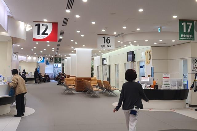 도쿄종합노인병원 로비에는 커다란 숫자와 선명한 색깔로 표시된 안내판으로 진료실을 안내하고 있다. 도쿄=이현주 기자