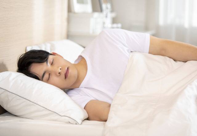 옆으로 누워 자면 정자세로 잘 때보다 코골이가 줄어들지만, 호흡량이 줄거나 무호흡이 있는 경우에는 완전히 개선되지 않는다/사진=클립아트코리아