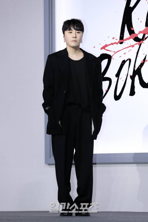 변성현 감독이 21일 오전 서울 강남구 그랜드 인터컨티넨탈 서울 파르나스에서 진행된 넷플릭스 영화 '길복순' 제작보고회에 참석해 포토타임을 갖고 있다. '길복순'은 청부살인업계의 전설적인 킬러 길복순이 회사와 재계약 직전, 죽거나 또는 죽이거나, 피할 수 없는 대결에 휘말리게 되는 이야기를 그린 액션 영화다. 오는 31일 공개. 서병수 기자 qudtn@edaily.co.kr /2023.03.21.