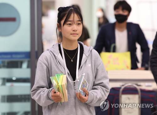 듀투어 우승 메달과 트로피를 들고 귀국하는 최가온.&nbsp; &nbsp;사진=연합뉴스