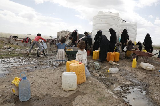 내전이 이어지고 있는 예맨에서는 물 부족이 심각하다. 예멘 사나 외곽 지역에서 여성들이 물읕 받기 위해 모였다. EPA=연합뉴스