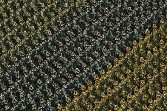 북한이 인민군 창건일(건군절) 75주년인 지난달 8일 평양 김일성광장에서 열병식을 개최한 가운데 광장에서 열병종대들이 행진하고 있다. 뉴스1