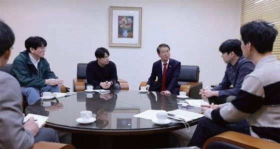 2023년 3월 15일 이정식(가운데) 고용노동부 장관은 근로시간제도 개편 방안을 놓고 MZ세대 노조와 만나 의견을 경청했다. / 사진:연합뉴스