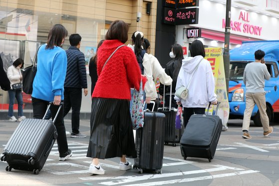 지난 10일 오후 서울 중구 명동거리에서 외국인 관광객들이 캐리어를 끌고 이동하고 있다. 뉴스1