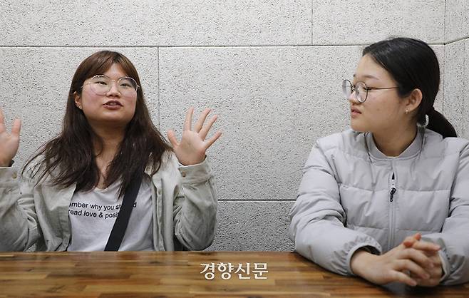 특성화고 졸업생 조문수(왼쪽,19)·김미성(20)씨가 15일 서울 서초구에 위치한 스터디카페에서 경향신문과 인터뷰를 하고 있다. 성동훈 기자