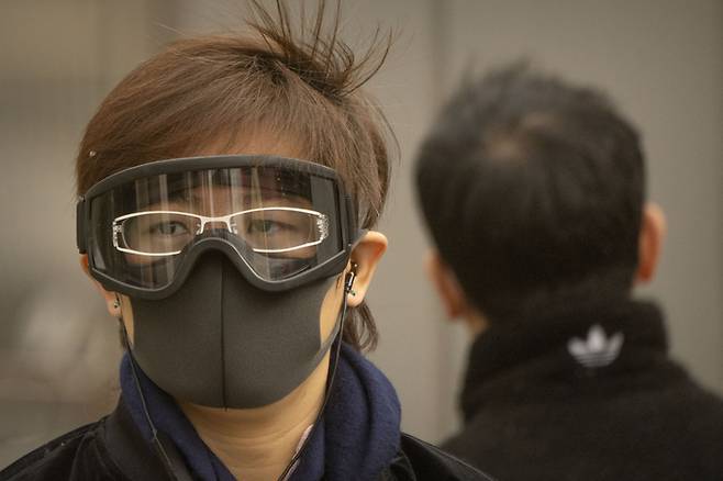 한 여성이 베이징에서 고글을 쓰고 걷고 있다. AP연합뉴스
