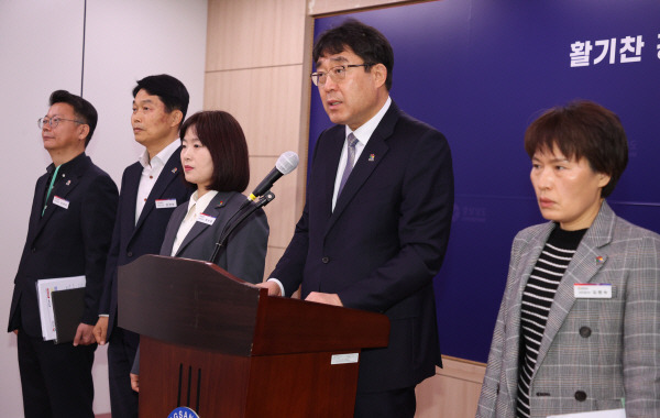 22일 경남도청 프레스센터에서 차석호 경남도 문화체육관광국장이 ‘이순신 장군 승전지 순례길 프로젝트’에 대해 설명하고 있다. 경남도 제공