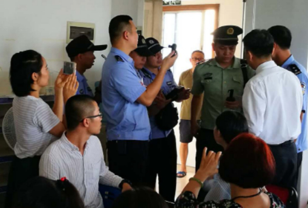 중국 공안이 2019년 5월 중국 광둥성의 한 가정교회를 급습해 교회 관계자들을 통제하고 있다. 일부 공안과 신자들이 사진과 영상을 촬영하며 당시 상황을 기록으로 남기고 있다. 차이나에이드 캡처