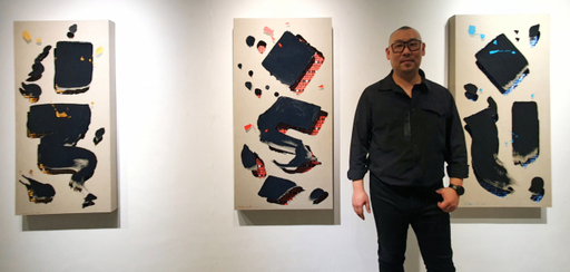 두민 작가가 지난 21일 오후 안양 온유갤러리에서 진행 중인 개인전 'The Variation'에서 벽에 걸린 ‘Variation’에 대해 설명하고 있다. 송상호기자