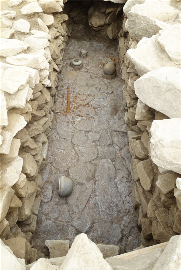 세종시에서 발굴된 거대한 돌무덤 1호분 6호 석곽 유물 출토상태 <사진제공=문화재청>