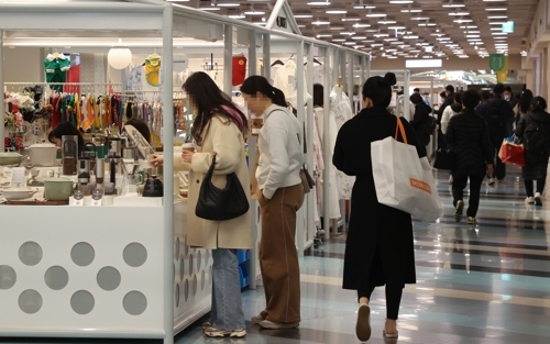 서울 시내 한 백화점에서 고객이 쇼핑하는 모습. [사진 출처 = 연합뉴스]