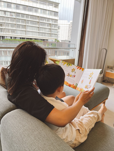 싱가포르에서 일하는 한 필리핀 가사도우미가 아이에게 책을 읽어주고 있다. [매경DB]