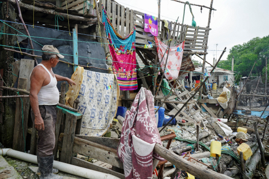 규모 6.8의 강진이 발생한 에콰도르 푸나섬에서 19일 한 주민이 무너진 건물을 바라보고 있다. 로이터 연합뉴스