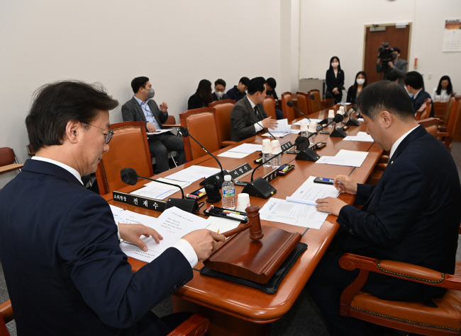 “회의 시작합니다” 22일 오전 국회에서 열린 정치개혁특별위원회 국회선진화소위원회에 참석한 전재수(왼쪽) 소위원장이 의사봉을 두드리며 개의하고 있다.  윤성호 기자