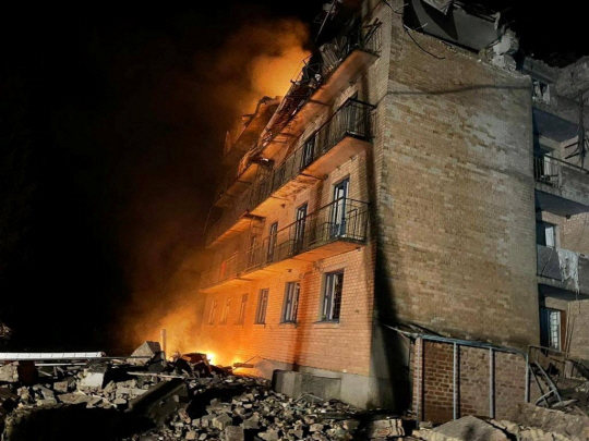 22일(현지시간) 러시아의 드론 공습을 받은 우크라이나 키이우 외곽의 한 고등학교 건물이 화재와 함께 붕괴돼 있다. 로이터·연합뉴스