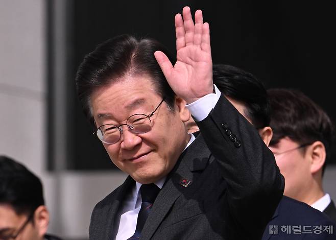 더불어민주당 대일굴종외교 규탄 태극기달기 운동 행사가 22일 서울 영등포구 여의도 국회 본청 앞에서 열린 가운데 이재명 대표가 지지자들을 향해 손을 흔들고 있다. 임세준 기자