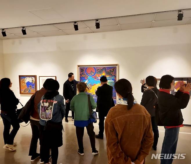 [서울=뉴시스] '한국화 대가 박생광·박래현 2인전-위대한 만남, 그대로·우향' 전시 설명회 장면. 서울 서초구 예술의전당 한가람미술관 3층 전관에서 29일까지 열린다.