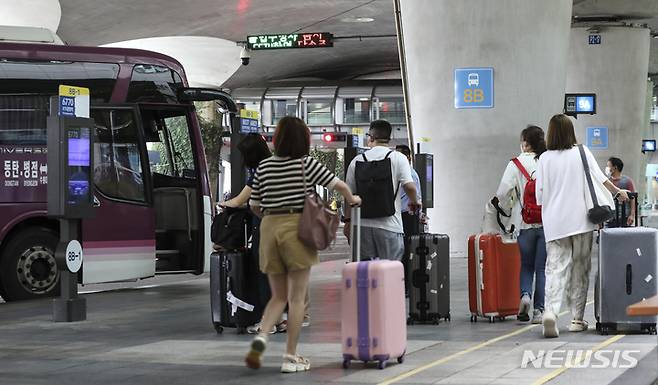 [인천공항=뉴시스] 김근수 기자 = 인천국제공항 제1여객터미널 버스터미널이 시민들로 붐비고 있다 .2022.07.07. ks@newsis.com