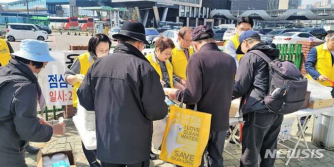 [서울=뉴시스] 21일 서울 용산역 인근에서 진행된 '2023 사랑의 밥퍼' 행사 (사진=한국교회연합 제공) 2023.03.22. photo@newsis.com