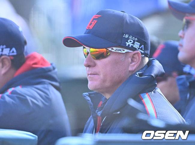 [OSEN=부산, 이석우 기자]롯데 자이언츠 서튼 감독이 경기를 지켜보고 있다. 2023.03.13 / foto0307@osen.co.kr