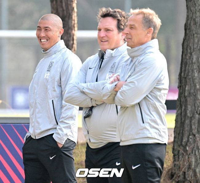 [OSEN=파주, 최규한 기자] 클린스만 신임 감독이 이끄는 대한민국 축구 국가대표팀이 20일 오후 경기도 파주 국가대표트레이닝센터(NFC)에서 첫 공식 훈련을 가졌다.차두리 어드바이저, 안드레아스 헤어초크 수석코치, 클린스만 감독(왼쪽부터)가 훈련을 앞두고 대화를 나누고 있다. 2023.03.20 / dreamer@osen.co.kr