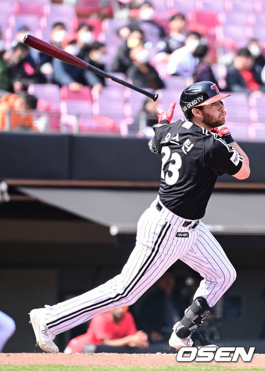 [OSEN=광주, 조은정 기자] 20일 광주 기아챔피언스필드에서 2023 KBO리그 LG 트윈스와 KIA 타이거즈의 시범경기가 열렸다.6회초 LG 선두타자 오스틴이 뜬공으로 물러나고 있다. 2023.03.20 /cej@osen.co.kr