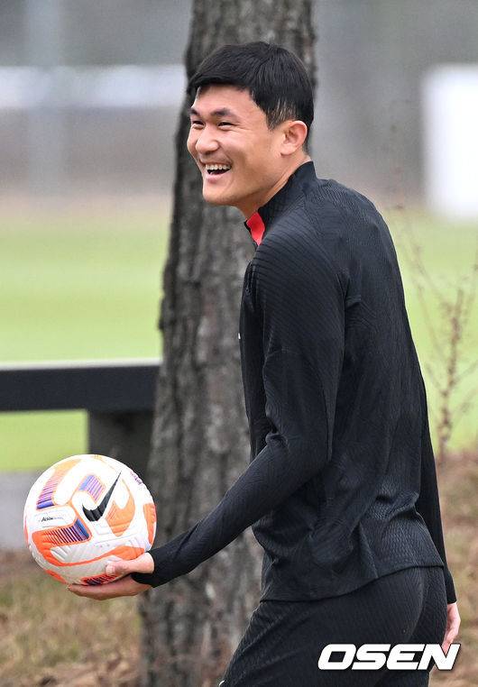 [OSEN=파주, 이대선 기자] 클린스만 신임 감독이 이끄는 대한민국 축구 국가대표팀이 22일 오전 경기도 파주 국가대표트레이닝센터(NFC)에서 공식 훈련을 가졌다.김민재가 선수들과 몸을 풀며 미소짓고 있다. 2023.03.22 /sunday@osen.co.kr