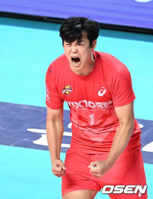 [OSEN=장충, 이대선 기자] 22일 서울 장충체육관에서 도드람 2022-23 V-리그 남자부 준플레이오프를 우리카드와 한국전력의 경기가 열렸다.1세트 한국전력 서재덕이 득점에 환호하고 있다. 2023.03.22 /sunday@osen.co.kr